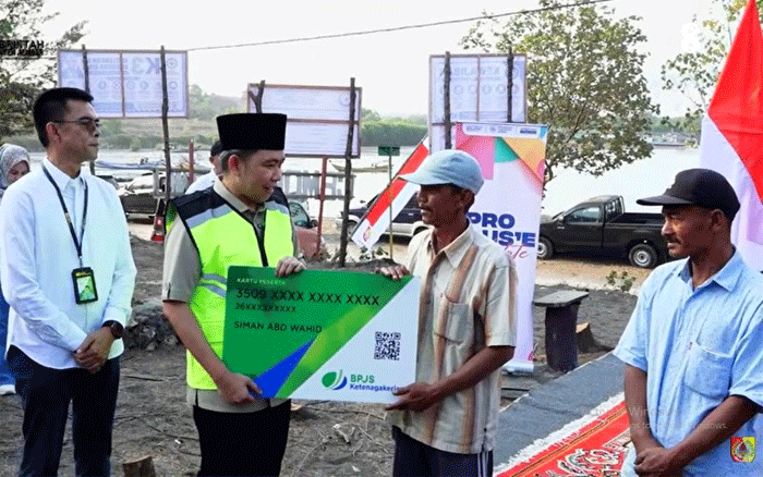 Perlindungan untuk Nelayan, Bupati Jember Pastikan BPJS Ketenagakerjaan hingga Rencana Benahi Pelawangan Puger 1 Bupati Muhammad Fawait serahkan secara simbolis kartu BPJS Ketenagakerjaan kepada nelayan pada program Pro Guse Update di kawasan Pantai Pancer, Desa Puger Kulon, Kecamatan Puger, Kabupaten Jember, Jawa Timur, Minggu (16/8/2026). (Foto: Tangkapan layar video)