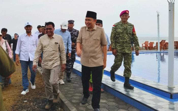 Jalur Lintas Selatan Dibangun dengan Anggaran Rp3 Triliun, Wisata Pantai Selatan Jember Berpeluang Dilirik Investor 1 Bupati Jember, Muhammad Fawait tinjau salah satu destinasi wisata di kawasan JLS Pantai Pancer, Kecamatan Puger, usai agenda Pro Guse Update, Minggu (16/8/2026). (Foto: Disporabudpar Jember)
