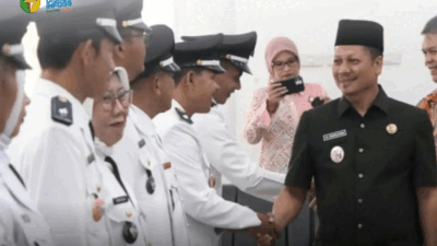 Plt Bupat Kuansing beri selamat pada Pj Kepala Desa yang dilantik.