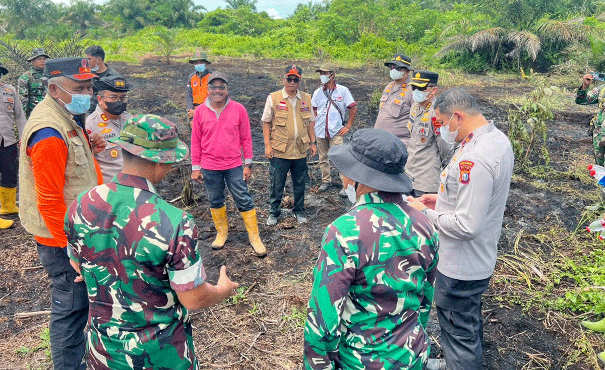 Cegah Karhutla Meluas, Wakapolda Riau dan Irdam XIX/TT Pantau Pemadaman Kebakaran Lahan di Pasir Limau Kapas 1 –Wakil Kepala Kepolisian Daerah (Wakapolda) Riau Brigjen Hengky Heriadi bersama Irdam XIX/TT Brigjen TNI Totok Sutrisno pantau pemadaman dan pendinginan Kebakaran Hutan dan Lahan (Karhutla) di Kecamatan Pasir Limau Kapas, Kabupaten Rokan Hilir, Sabtu (8/8/2026).