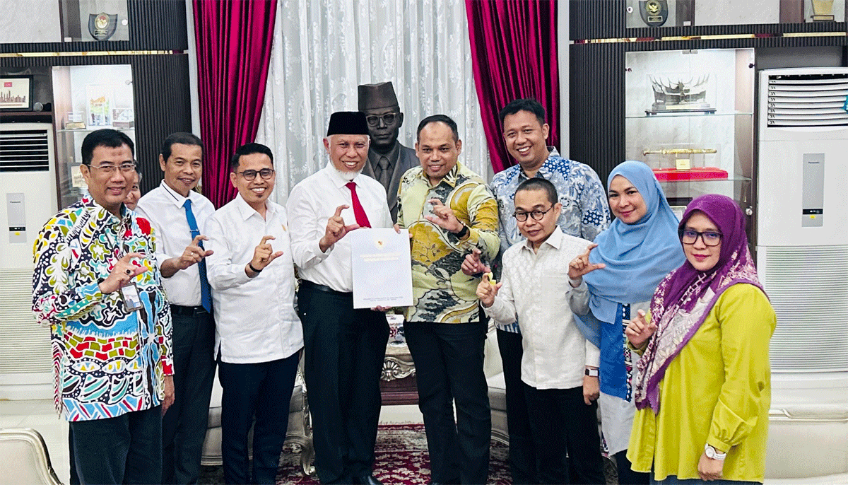 Komisi Informasi Pusat Tegaskan Pergantian Pimpinan KI Sumbar Sah, Idham Fadhli Tetap Ketua 1 Foto bersama setelah pertemuan