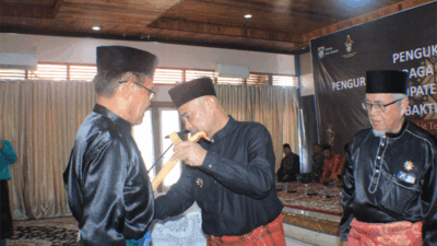 Pengurus LAM Kabupaten Bungo Dikukuhkan, Tobroni Yusuf Jadi Ketua 12 Bupati Dedy Putra bersama Wakil Bupati Tri Wahyu Hidayat hadiri pengukuhan pengurus Lembaga Adat Melayu (LAM) Kabupaten Bungo, Senin (3/8/2026) di Wisma Alisudin, Rumah Dinas Bupati Bungo.