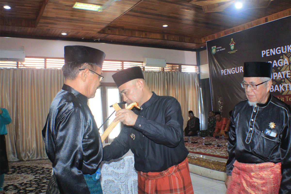Pengurus LAM Kabupaten Bungo Dikukuhkan, Tobroni Yusuf Jadi Ketua 1 Bupati Dedy Putra bersama Wakil Bupati Tri Wahyu Hidayat hadiri pengukuhan pengurus Lembaga Adat Melayu (LAM) Kabupaten Bungo, Senin (3/8/2026) di Wisma Alisudin, Rumah Dinas Bupati Bungo.