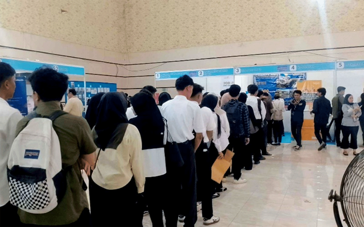 Pencari kerja saat antre mengajukan lamaran di salah satu perusahaan peserta Jember Job Fair 2026 di Balai Serbaguna, Kaliwates, Jember, Jawa Timur, Kamis (27/8/2026). (Foto: Bagian Prokopim)
