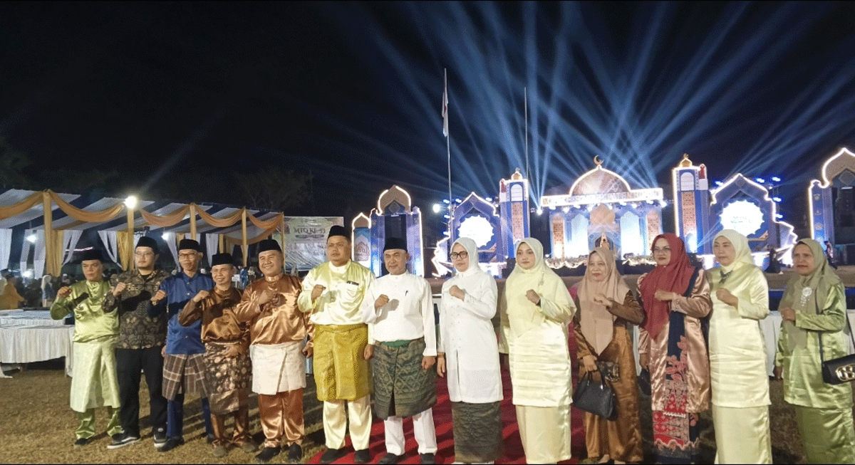 Resmi! Bathin II Babeko Juara Umum MTQ ke-53 Kabupaten Bungo, Jujuhan Jadi Tuan Rumah Berikutnya 1 Foto bersama usai penutupan MTQ tingkat Kabupaten Bungo. (bungkab.go.id)