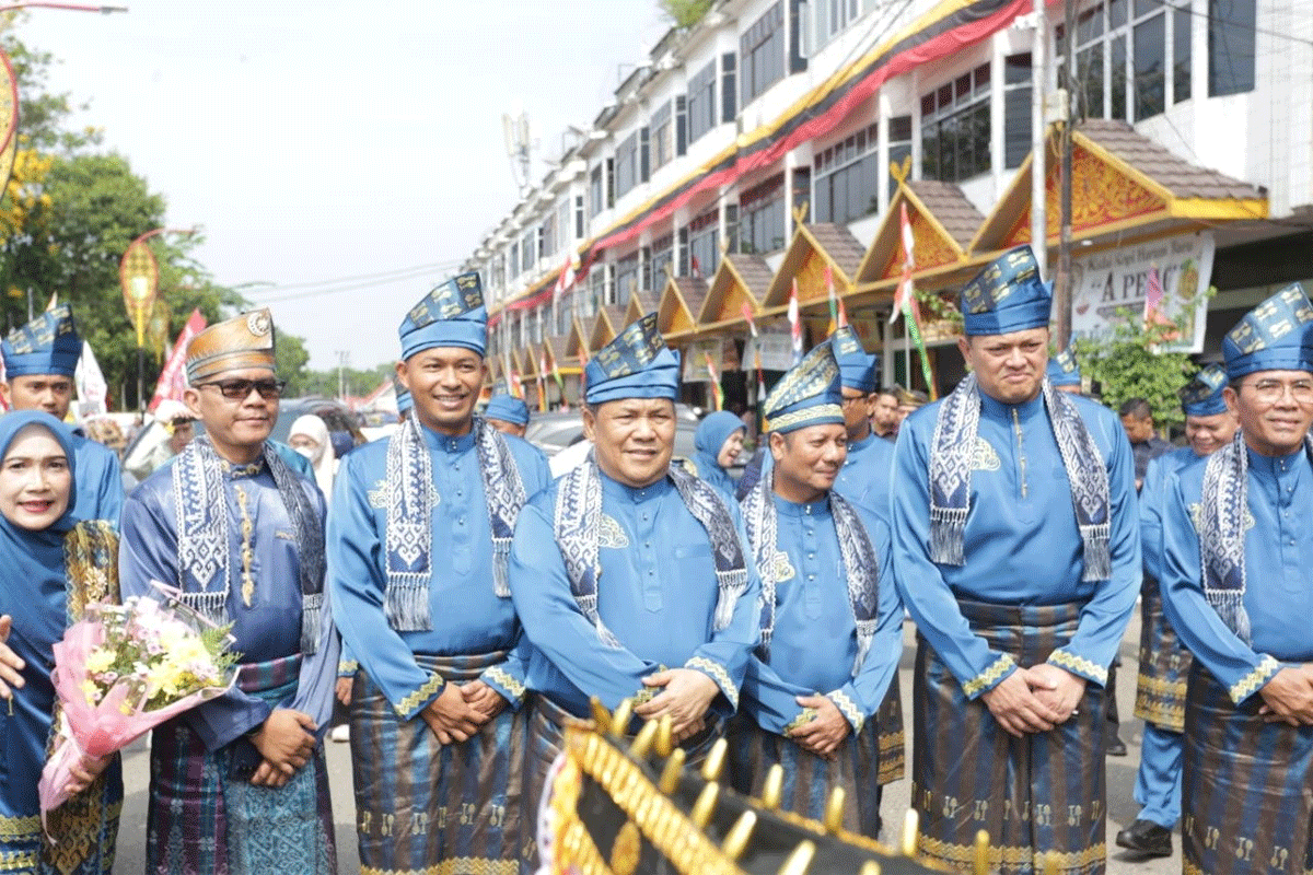 Pacu Jalur Resmi Dimulai, Plt Bupati Kuansing Dorong Tepian Narosa Jadi Destinasi Wisata Budaya 1 Foto bersama usai pembukaan pacu jalur. (riau.go.id)