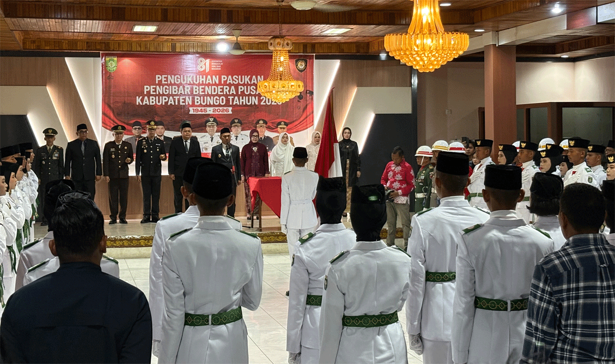 Pengukuhan Paskibraka Bungo di Wisma Alisudin, rumah dinas bupati, Sabtu (15/8/2026) malam. (bungokab.go.id)