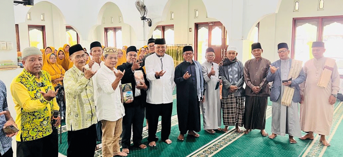 Foto bersama usai peluncuran buku.