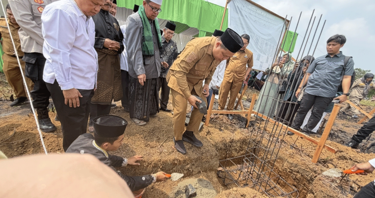 Wakil Bupati Tri Wahyu Hidayat saat menghadiri peletakan batu pertama pembangunan gedung pusat kegiatan keagamaan dan sekretariat PCNU Kabupaten Bungo di Kecamatan Rimbo Tengah, Selasa (11/8/2026).