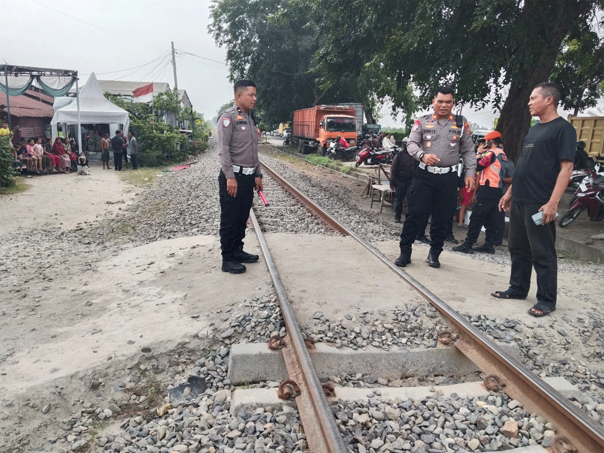 Ditabrak Kereta Api Putri Deli, Dua Pria Tewas di Perlintasan Tanpa Palang Sergai 1 Petugas di lokasi kejadian