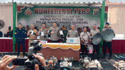 525 Rakit PETI Jadi Sasaran Operasi di Kuansing, Polisi Temukan Uang Rp900 Juta dan Emas 2 Jumpa pers Polda Riau dan Polres Kuansing.