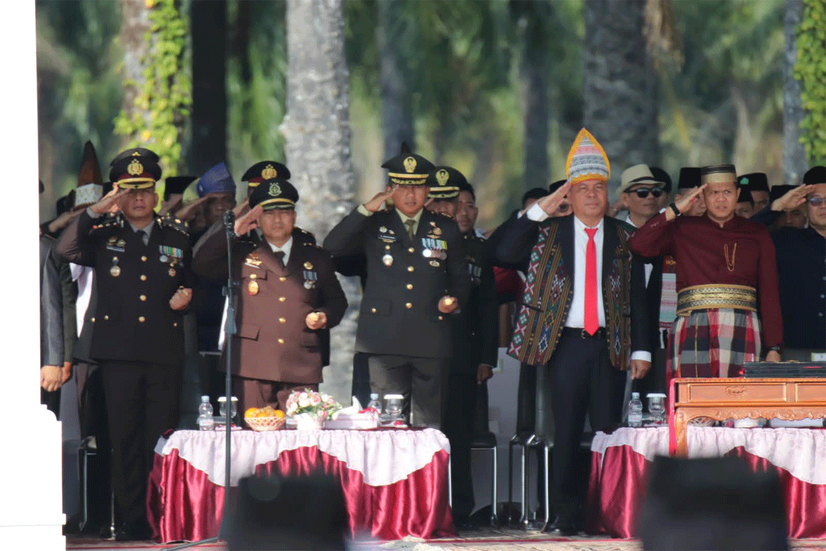 Kapolres Sergai AKBP Jhon Sitepu beri hormat saat pengibaran bendera sangsaka merah putih