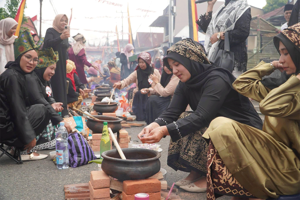 53 Kelompok Adu Kreasi Masak Sambalado Tanak di Bukik Tui Barasok 1 Lomba memasak sambalado tanah di Kelurahan Tanah Hitam, Kecamatan Padang Panjang Barat (PPB), Sabtu (22/8/2026). (Kominfo)