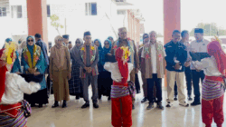 Bupati Buton Tengah: Sekolah Rakyat, Amal Jariyah dan Terobosan Keadilan Pendidikan Nasional 2 Pejabat dan undangan disambut dengan kesenian tradisional.