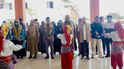 Bupati Buton Tengah: Sekolah Rakyat, Amal Jariyah dan Terobosan Keadilan Pendidikan Nasional 8 Pejabat dan undangan disambut dengan kesenian tradisional.