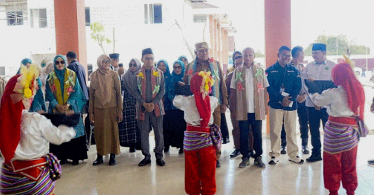Bupati Buton Tengah: Sekolah Rakyat, Amal Jariyah dan Terobosan Keadilan Pendidikan Nasional 1 Pejabat dan undangan disambut dengan kesenian tradisional.
