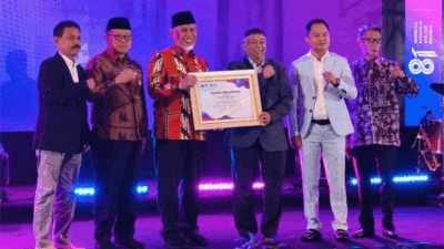 Gubernur Sumbar menerima penghargaan dari Sumbar Teacher Summit 2026