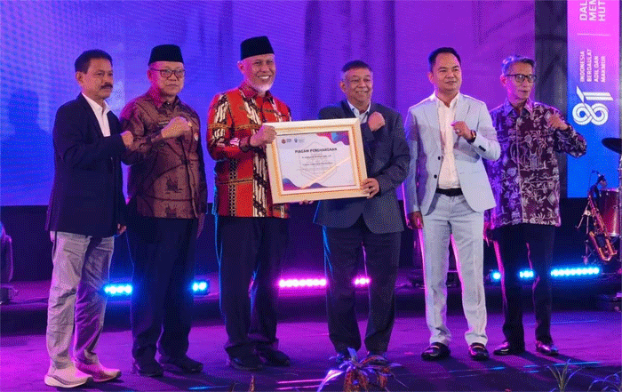 Gubernur Sumbar menerima penghargaan dari Sumbar Teacher Summit 2026