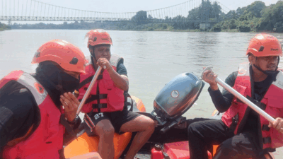 Dilaporkan Tenggelam di Sungai, Tim SAR Gabungan Masih Cari Boiko Gulo 8 Tim SAR gabungan yang masih melakukan pencarian warga yang dilaporkan tenggelam. (riau.go.id)