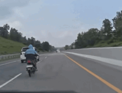 Aduh Mak, Pemotor Masuk Tol Pekanbaru-Dumai, Begini Jadinya