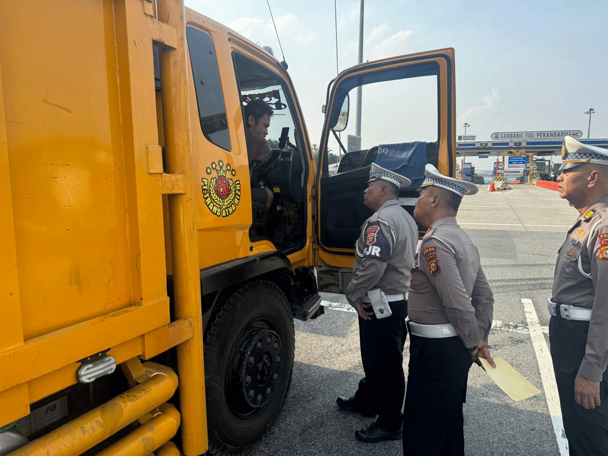 Libatkan 24 Personel, Belasan Truk ODOL Ditertibkan di Tol Pekanbaru-Dumai 1 Petugas tertibkan truk ODOL di Tol Permai. (riau.go.id)