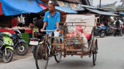 Tiga Abang Becak Dayung di Tanjung Beringin Tetap Bertahan Melayani Warga