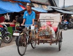 Tiga Abang Becak Dayung di Tanjung Beringin Tetap Bertahan Melayani Warga
