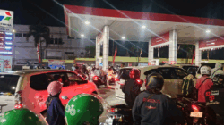 Antrean kendaraan di salah satu SPBU kawasan kota, Senin (7/9/2026) malam. (Foto: Fathur Rozi)
