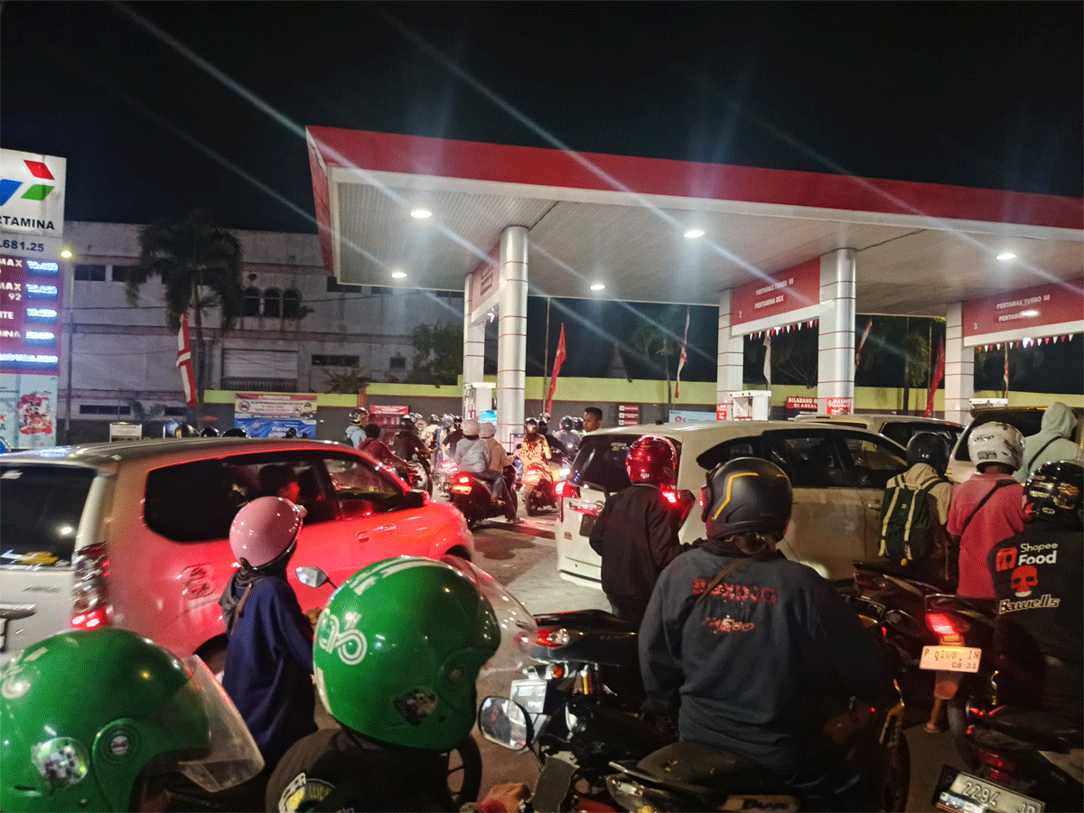 Sudah Tiga Kali Terjadi, Bupati Jember Soroti Jalur Distribusi BBM dari Banyuwangi 1 Antrean kendaraan di salah satu SPBU kawasan kota, Senin (7/9/2026) malam. (Foto: Fathur Rozi)