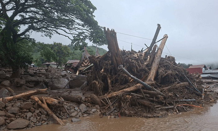 Batu, Kayu dan Lumpur Menumpuk, Komplek Perkantoran Pemkab Solok di Arosuka Rusak Berat 1 Material longsor di Arosuka