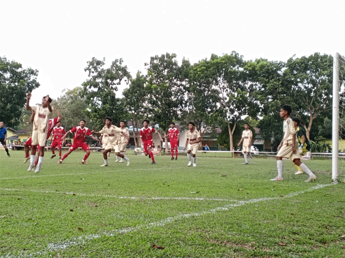 Tampil Memukau, Sejati Jaya Sergai Libas TGM Medan 3-0! Fachri Jadi Bintang 1 Skuad TGM Medan (jersey merah) saat menyerang dan membombardir di pertahanan Sejati Jaya (jersey ungu)