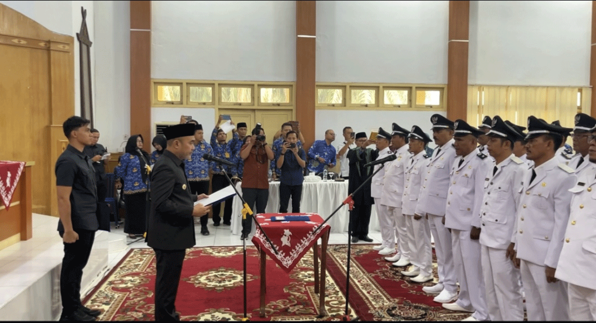 Ini Nama-nama Rio yang Dilantik Bupati Bungo 1 Bupati Dedy Putra lantik 28 Rio (kepala desa) terpilih sekaligus mengukuhkan gelar adat mereka di Ruang Pola Kantor Bupati Bungo, Kamis (17/9/2026). (bungokab.go.id)