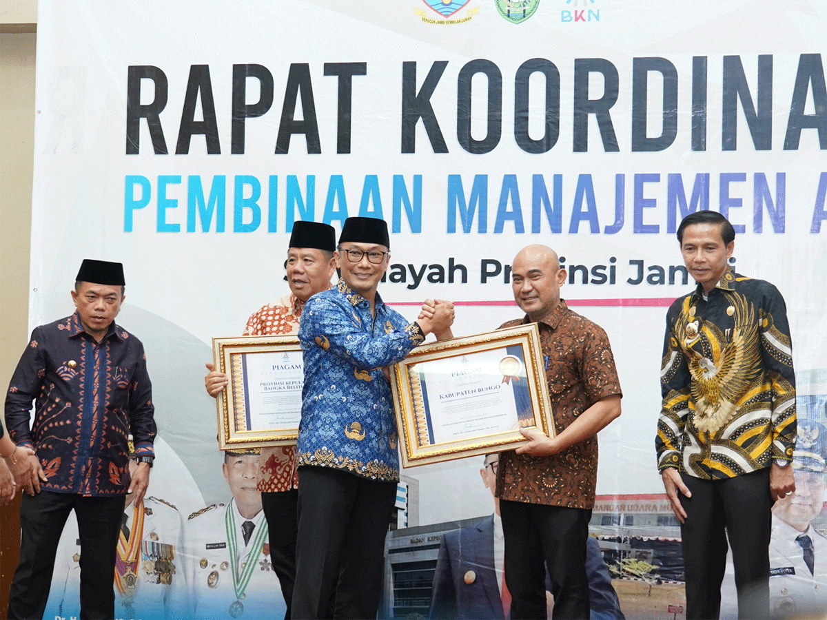Jambi Dibuat Heboh! Bupati Bungo Jadi Satu-satunya Kepala Daerah Peraih Penghargaan dari BKN 1 Bupati Bungo, Dedy Putra terima penghargaan dari BKN. (bungokab.go.id)