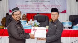 Bupati Azhari Tegaskan APBD Perubahan 2026 Harus Tepat Sasaran, OPD Diminta Tak Main-main 2 Bupati Buton Tengah serahkan naskah perubahan APBD 2026. (Kominfo)