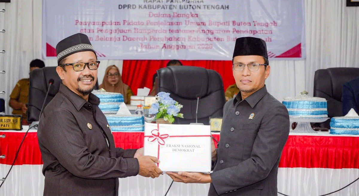 Bupati Buton Tengah serahkan naskah perubahan APBD 2026. (Kominfo)