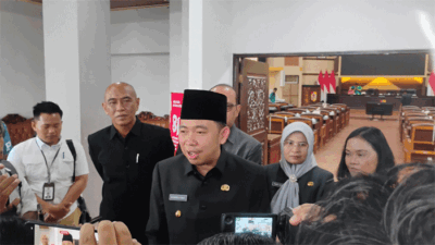 Bupati Jember, Muhammad Fawait, usai menghadiri rapat paripurna P-APBD 2026 di gedung DPRD Jember, Senin (14/9/2026). (Foto: Fathur Rozi)