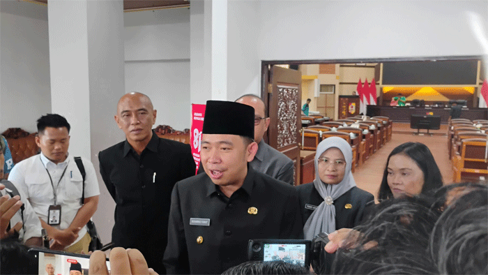 Bupati Jember Targetkan Realisasi Belanja 90 Persen, Semua Fraksi di DPRD Sepakati Perubahan APBD 2026 1 Bupati Jember, Muhammad Fawait, usai menghadiri rapat paripurna P-APBD 2026 di gedung DPRD Jember, Senin (14/9/2026). (Foto: Fathur Rozi)