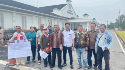 Diancam Oknum Kepala Desa dengan Senjata Tajam, Warga Demo ke Kantor Bupati Serdang Bedagai