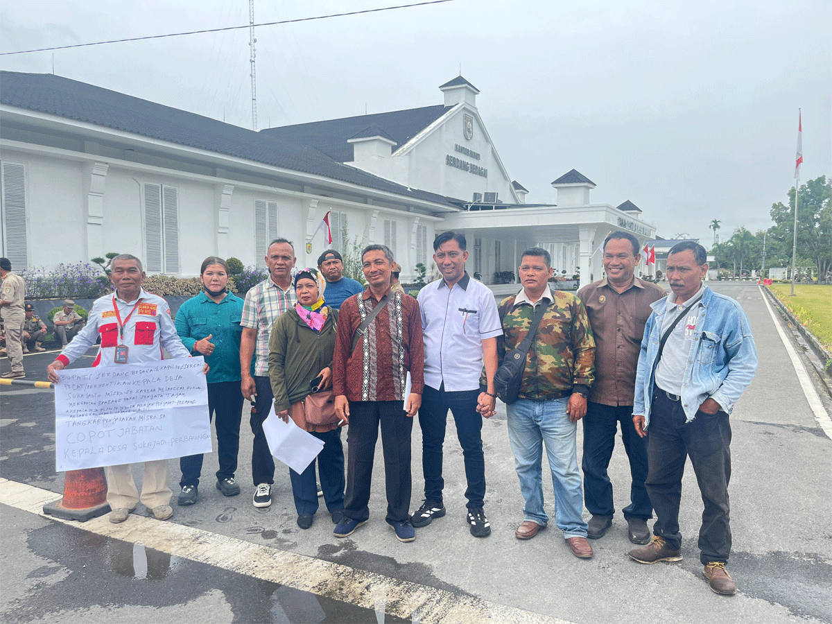 Diancam Oknum Kepala Desa dengan Senjata Tajam, Warga Demo ke Kantor Bupati Serdang Bedagai 1 Kasat Intelkam Polres Serdang Bedagai, Iptu Sukma Atmaja bersama para aksi demo.