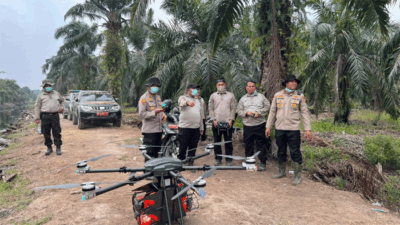 Polda Riau Kerahkan Drone Pemadam Api Tangani Karhutla di Siak