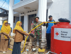 Lima Hari Pasca Galodo Arosuka, TNI Bergerak Salurkan Air Bersih untuk Warga