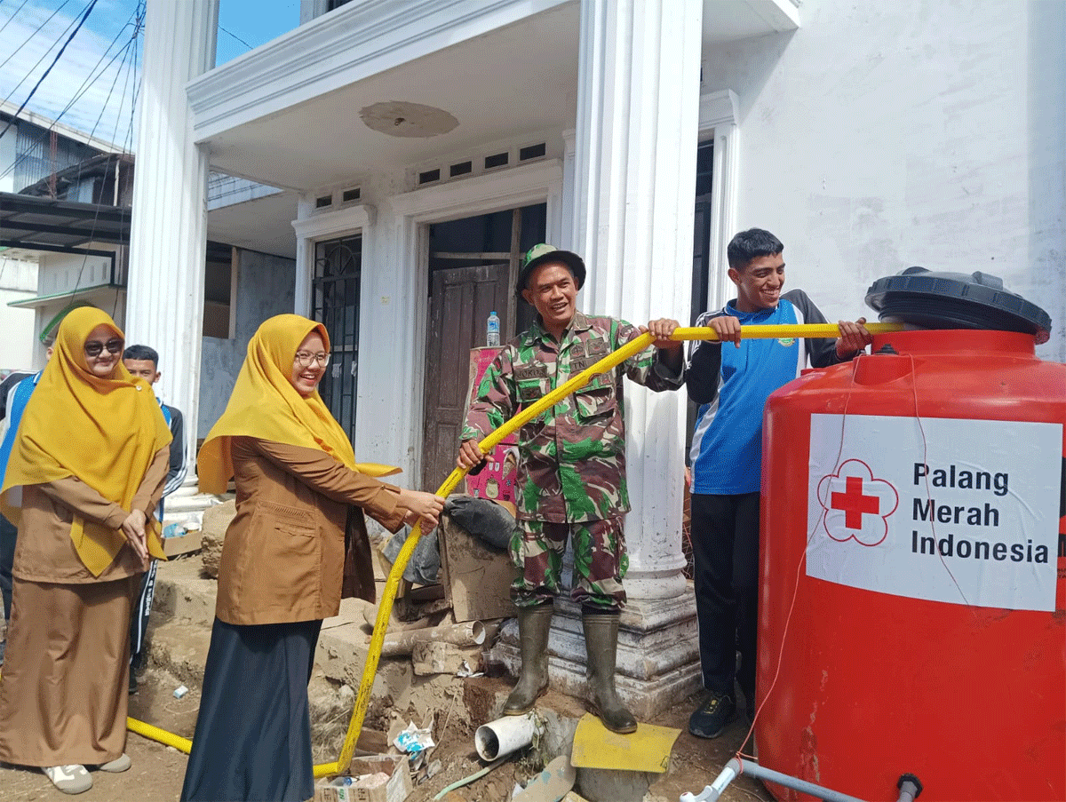 Kodim 0310/SSD Salurkan Air Bersih untuk Warga Terdampak Galodo Arosuka