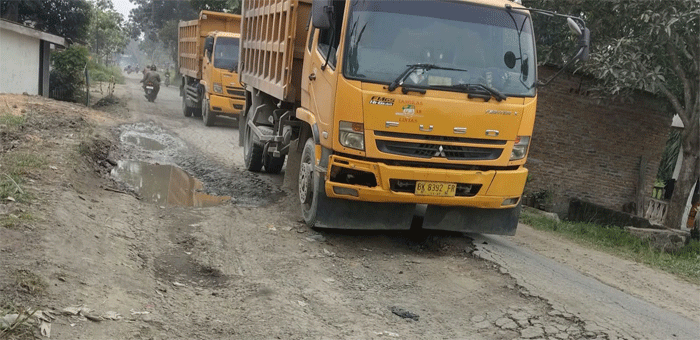 Truk Diduga Over Kapasitas Kembali Lintasi Jalan Provinsi di Sergai, Warga Desak Gubernur Bobby Bertindak 1 Truk diduga over kapasitas kembali lintasi jalan Provinsi Sergai yang mengalami kerusakan, Rabu (16/9/2026).