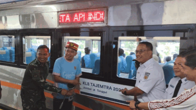 Bupati Jember, Muhammad Fawait (dua dari kiri), saat memberangkatkan 400 peserta naik kereta gratis di Stasiun Jember, Sabtu (5/9/2026). (Foto: Fathur Rozi)