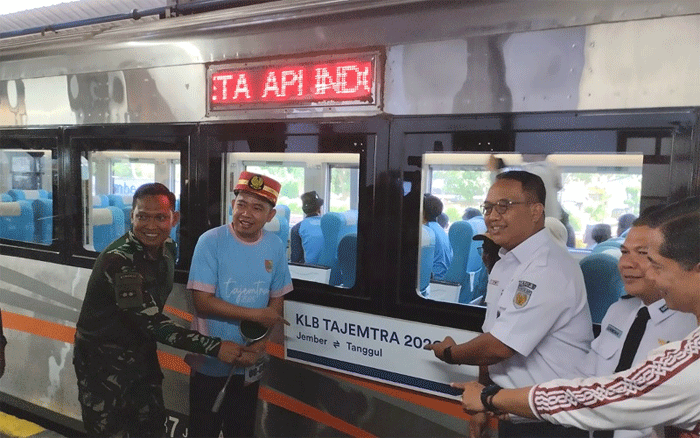 Bupati Jember, Muhammad Fawait (dua dari kiri), saat memberangkatkan 400 peserta naik kereta gratis di Stasiun Jember, Sabtu (5/9/2026). (Foto: Fathur Rozi)