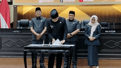 Penandatanganan nota kesepakatan KUA-PPAS 2027 oleh Bupati Jember Muhammad Fawait, Senin malam (7/9/2026). (Foto: Fathur Rozi)