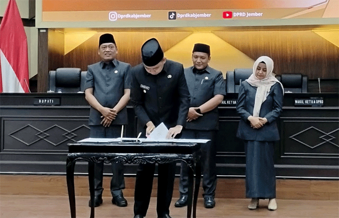 Penandatanganan nota kesepakatan KUA-PPAS 2027 oleh Bupati Jember Muhammad Fawait, Senin malam (7/9/2026). (Foto: Fathur Rozi)