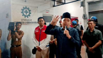 Bupati Jember Bawa Pelantang Suara ke SPBU, Ini yang Disampaikan pada Warga yang Antre BBM 8 Bupati Jember, Muhammad Fawait, saat menyampaikan informasi stok BBM aman kepada para warga yang antre BBM di SPBU Gebang, Selasa (8/9/2026) malam. (Foto: Fathur Rozi)