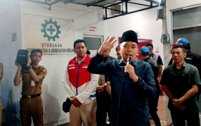 Bupati Jember, Muhammad Fawait, saat menyampaikan informasi stok BBM aman kepada para warga yang antre BBM di SPBU Gebang, Selasa (8/9/2026) malam. (Foto: Fathur Rozi)