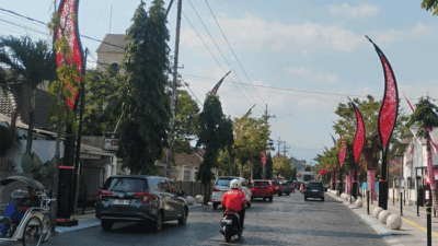 Gus Fawait Punya Mimpi Besar di Balik Warna Pink Jember, Bukan untuk Kepentingan Politik 8 Jalan R.A Kartini yang diproyeksikan menjadi kawasan Jember Street Food, dengan ornamen warna pink, Rabu (2/9/2026). (Foto: Fathur Rozi)